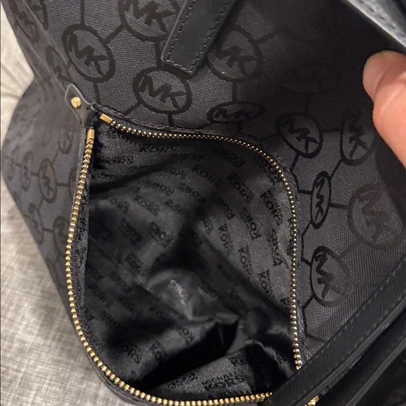 Michael Kors Bennet Black Signature Logo Tote - Picture 13 of 17